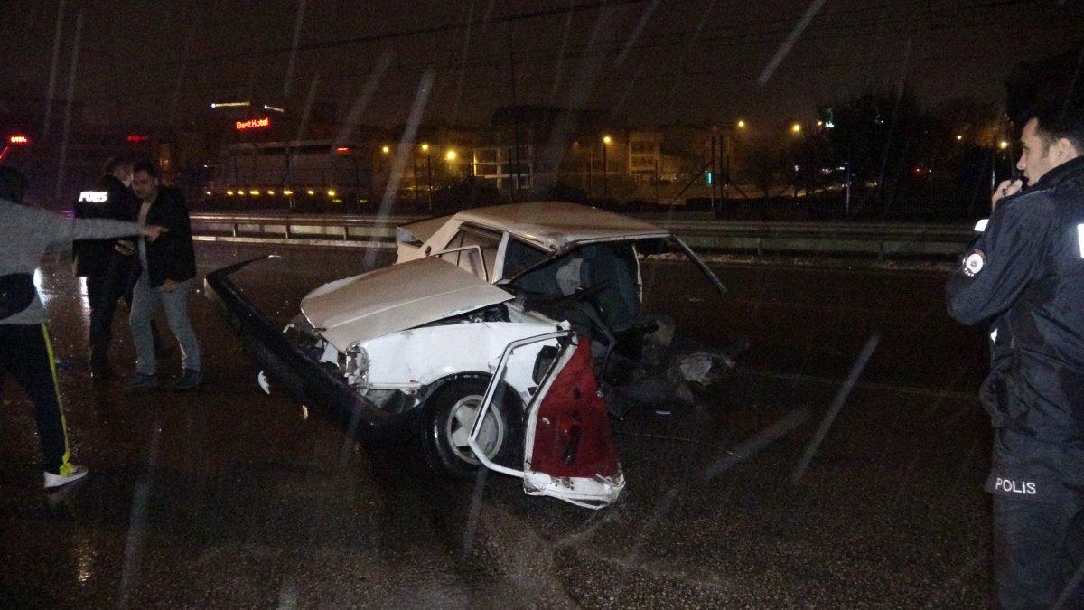 Bursa'da tırın çarptığı otomobil parçalara ayrıldı