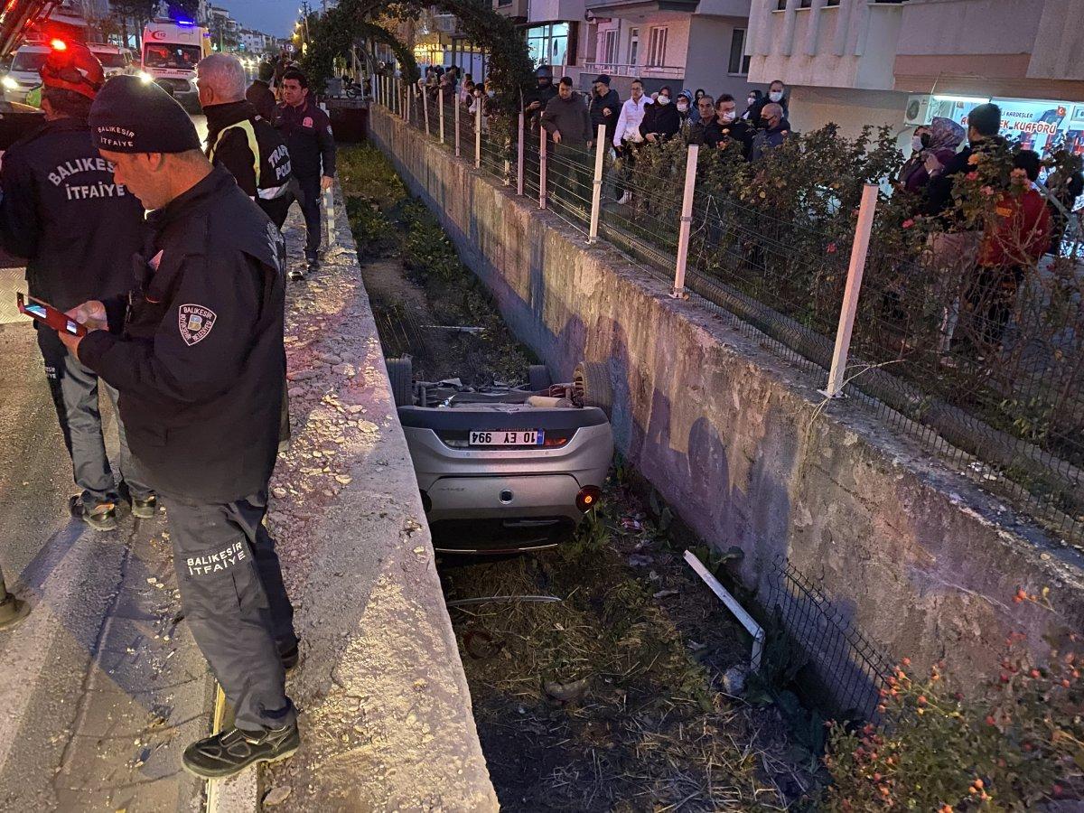 Balıkesir'de su kanalına uçan araçta 3 kişi yaralandı