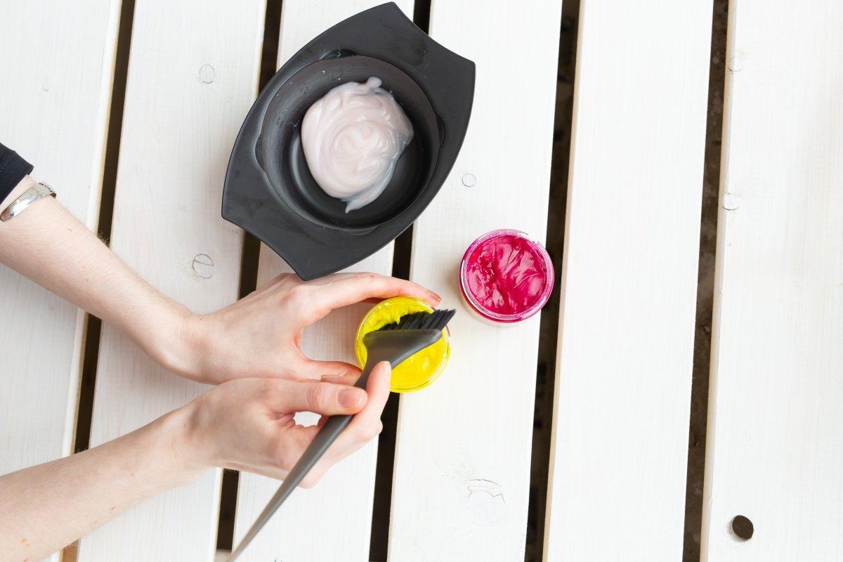 Evde saç boyarken olası alerji riskine dikkat