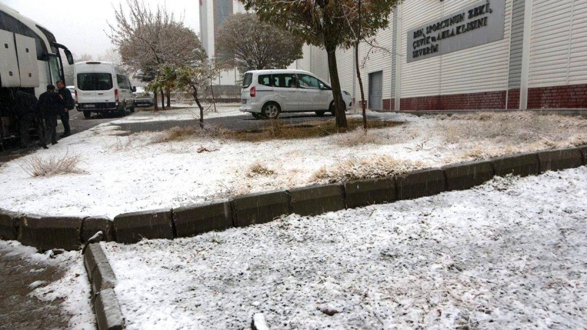 Bitlis'e mevsimin ilk karı düştü