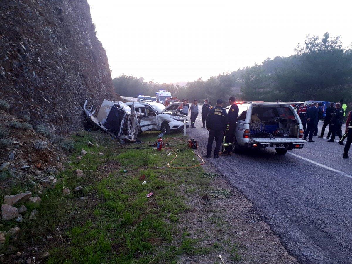 Muğla'da kamyonet ile otomobil çarpıştı: 1 ölü, 3 yaralı