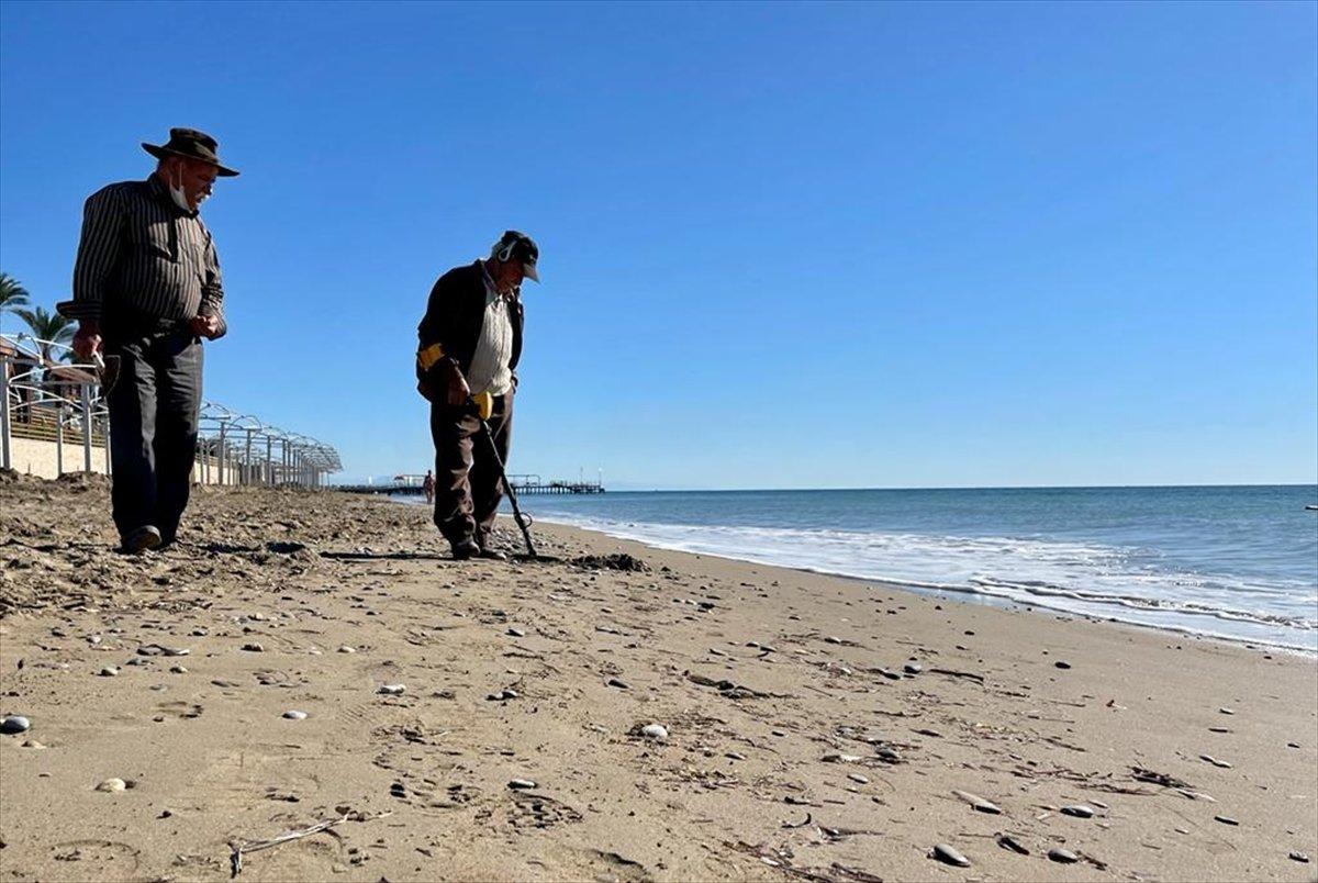 Antalya'da plaj definecileri turistlerden kalan kıymetli madenlerin peşinde
