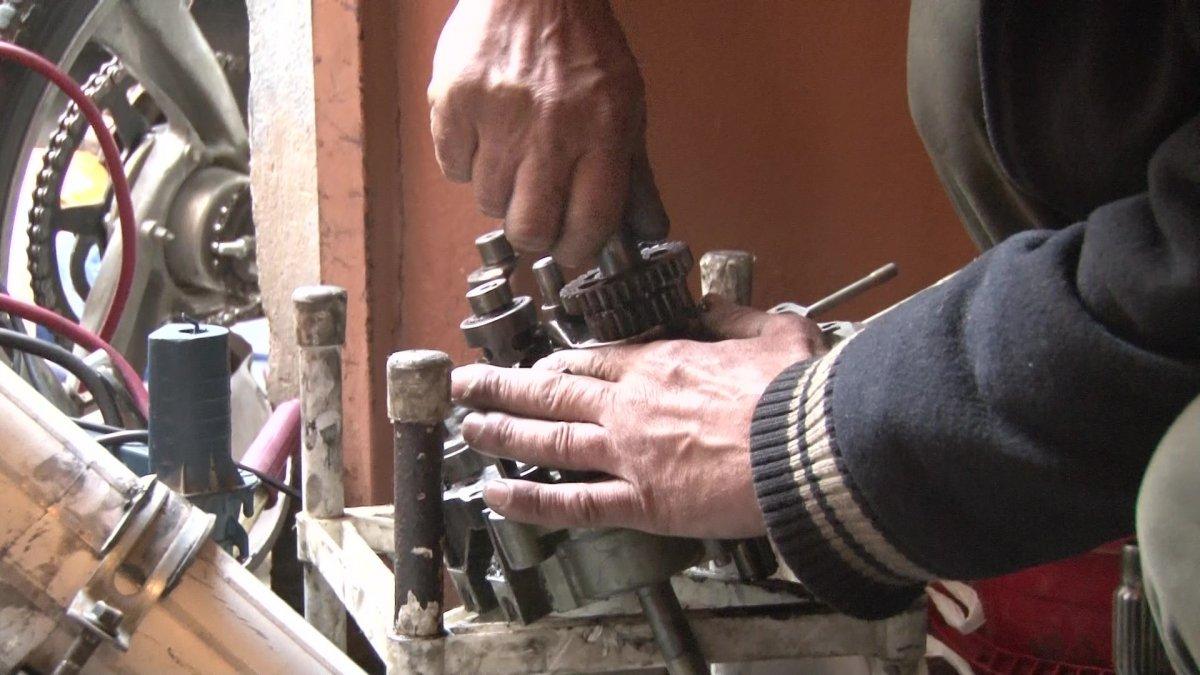 Bursa'da görmeden motosiklet tamir ediyor