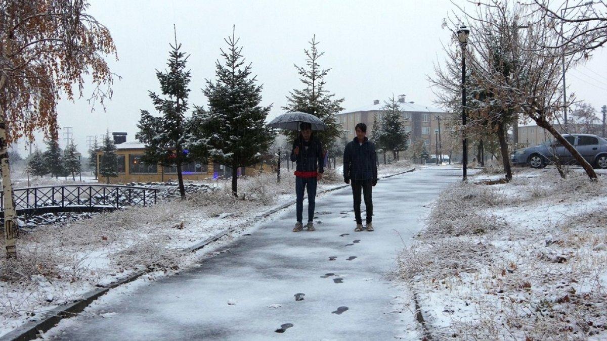 Bitlis'e mevsimin ilk karı düştü