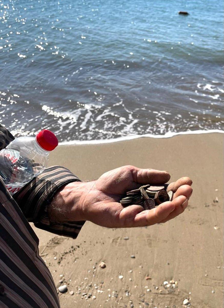 Antalya'da plaj definecileri turistlerden kalan kıymetli madenlerin peşinde