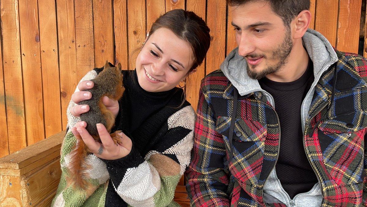 Kocaeli'de çay içip cips yiyen sincap görenleri şaşırtıyor