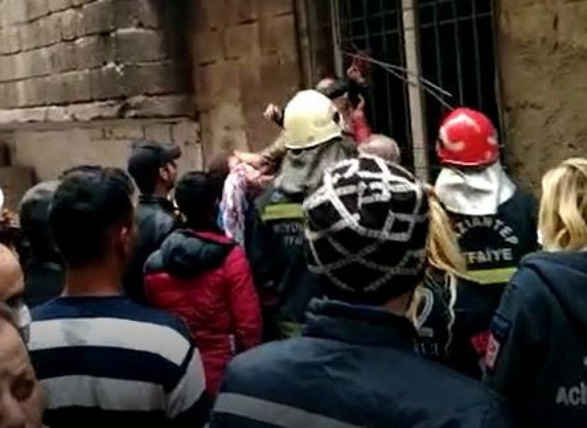 Gaziantep'te annenin çocuklarını kilitlediği evde yangın çıktı