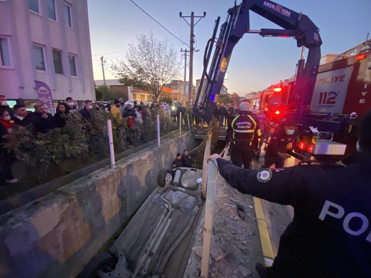 Balıkesir'de su kanalına uçan araçta 3 kişi yaralandı