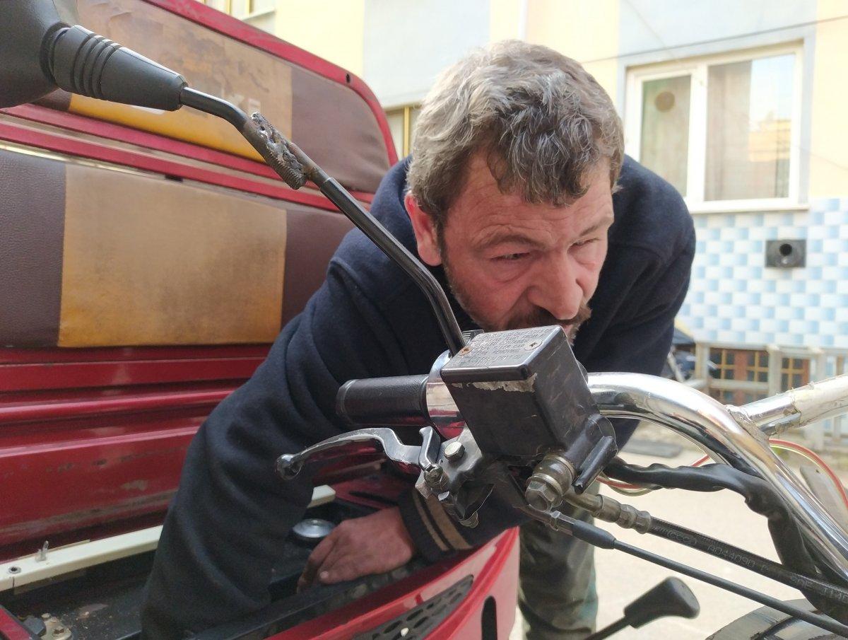 Bursa'da görmeden motosiklet tamir ediyor