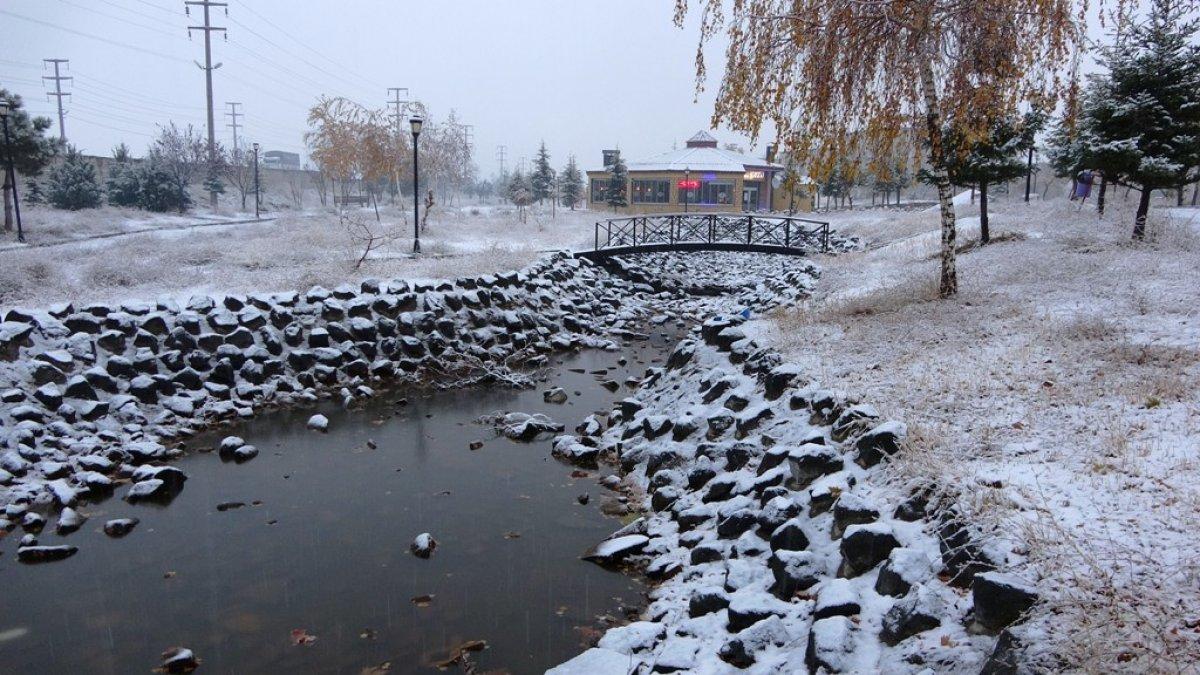 Bitlis'e mevsimin ilk karı düştü
