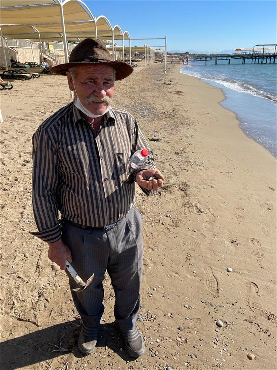 Antalya'da plaj definecileri turistlerden kalan kıymetli madenlerin peşinde