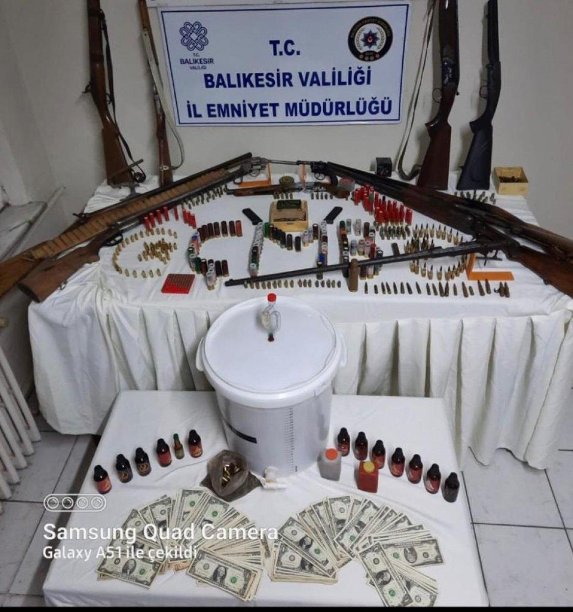 Balıkesir'de bekçilerin dikkati çok sayıda silahı yakalattı