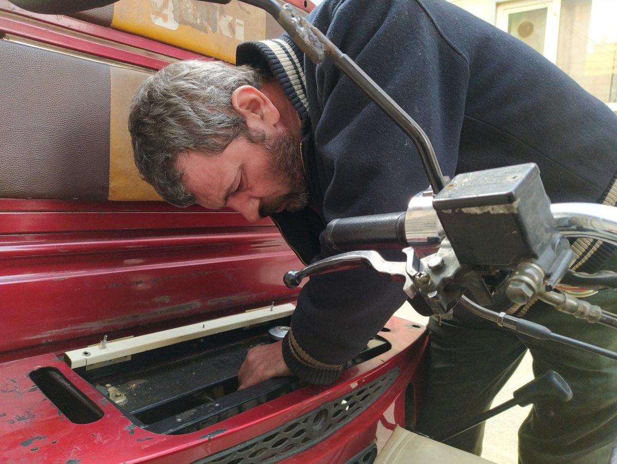 Bursa'da görmeden motosiklet tamir ediyor