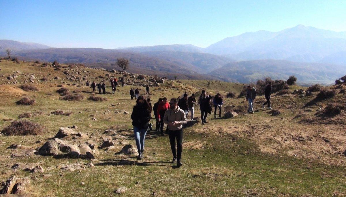 Terörden temizlenen Şenyayla’da öğrenciler, çay içip mantar topladı