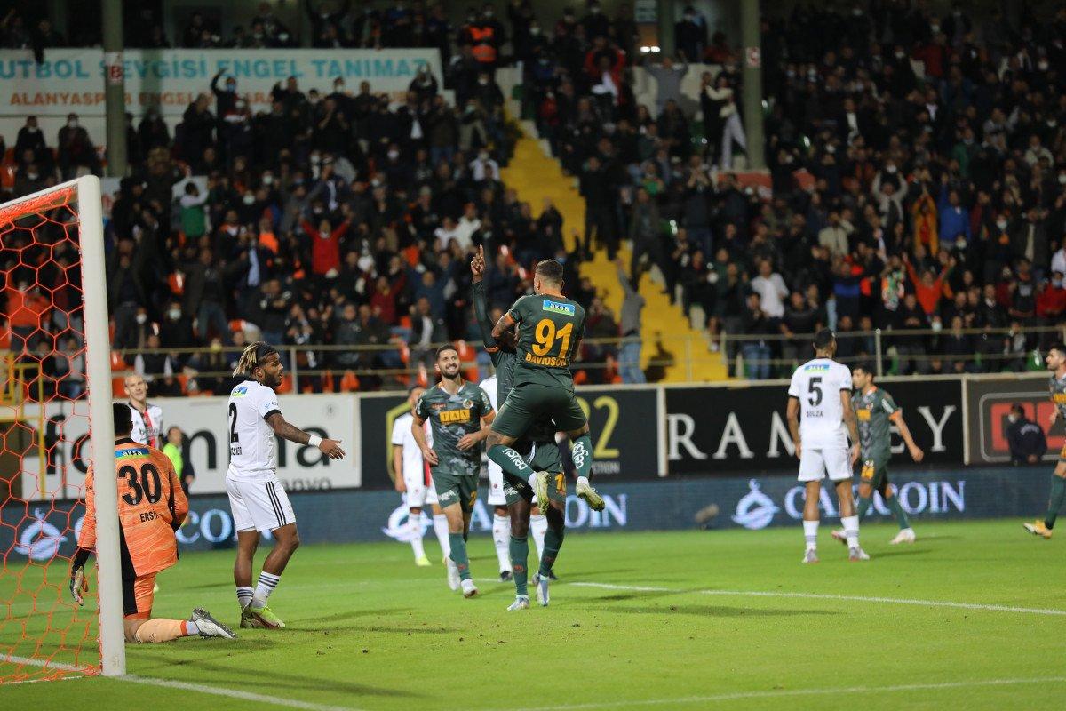 Beşiktaş, Alanyaspor'a mağlup oldu