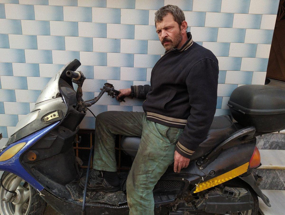 Bursa'da görmeden motosiklet tamir ediyor
