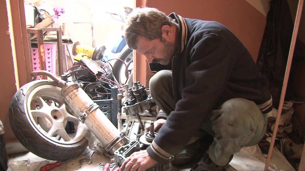 Bursa'da görmeden motosiklet tamir ediyor