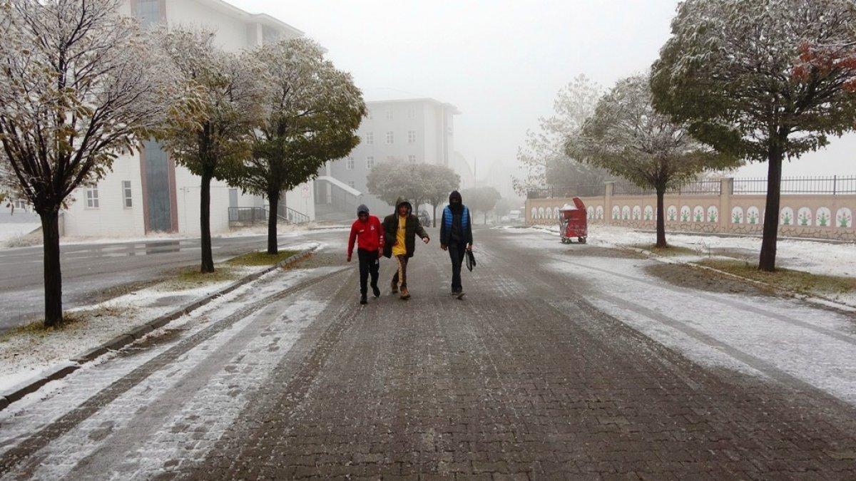 Bitlis'e mevsimin ilk karı düştü