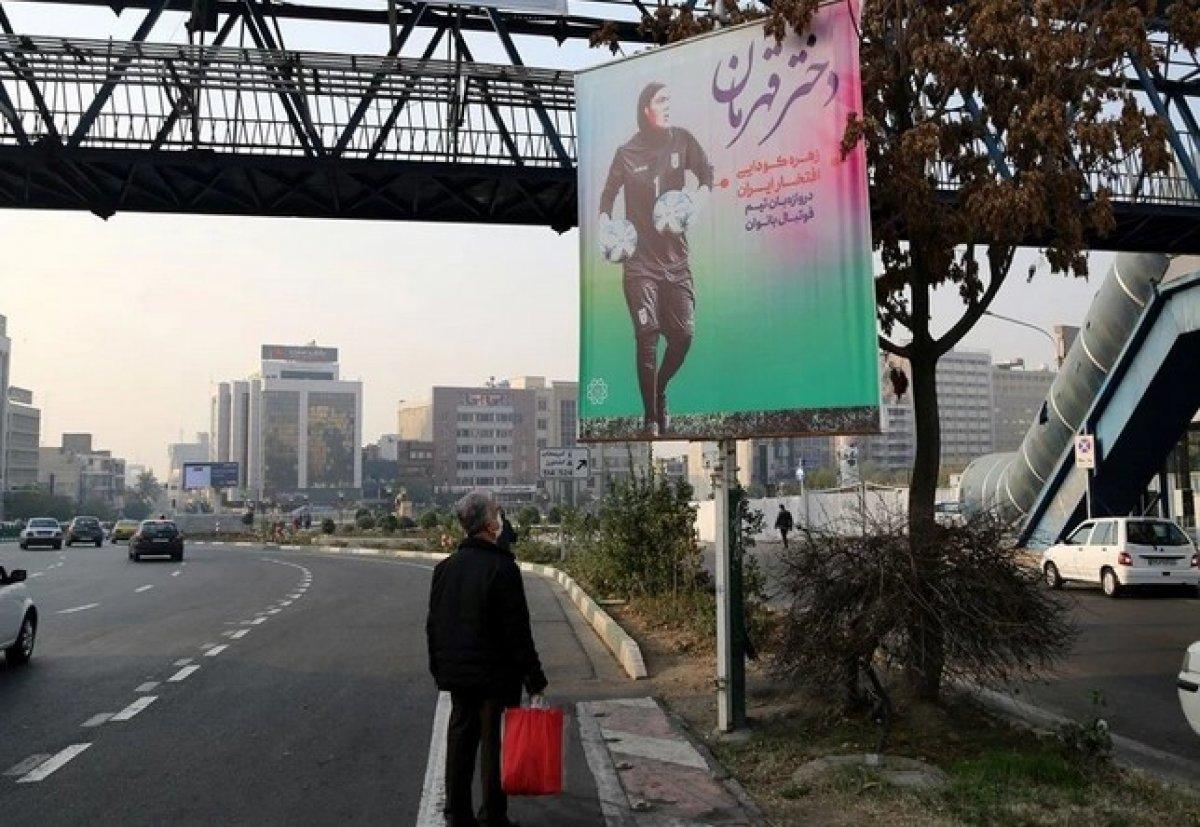 Cinsiyeti tartışılan İranlı kadın kaleci Koudaei'nin posterleri asıldı