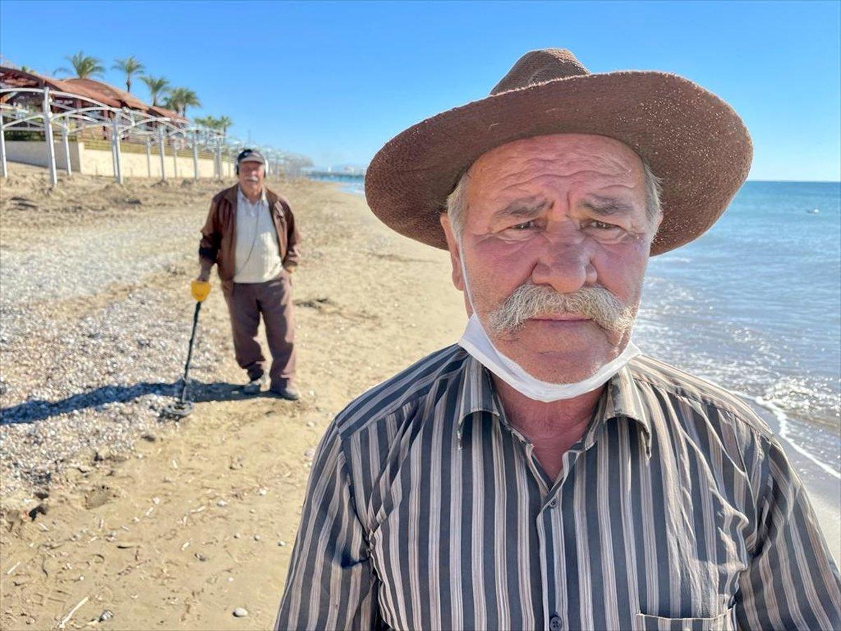 Antalya'da plaj definecileri turistlerden kalan kıymetli madenlerin peşinde
