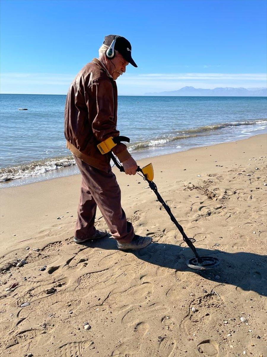 Antalya'da plaj definecileri turistlerden kalan kıymetli madenlerin peşinde