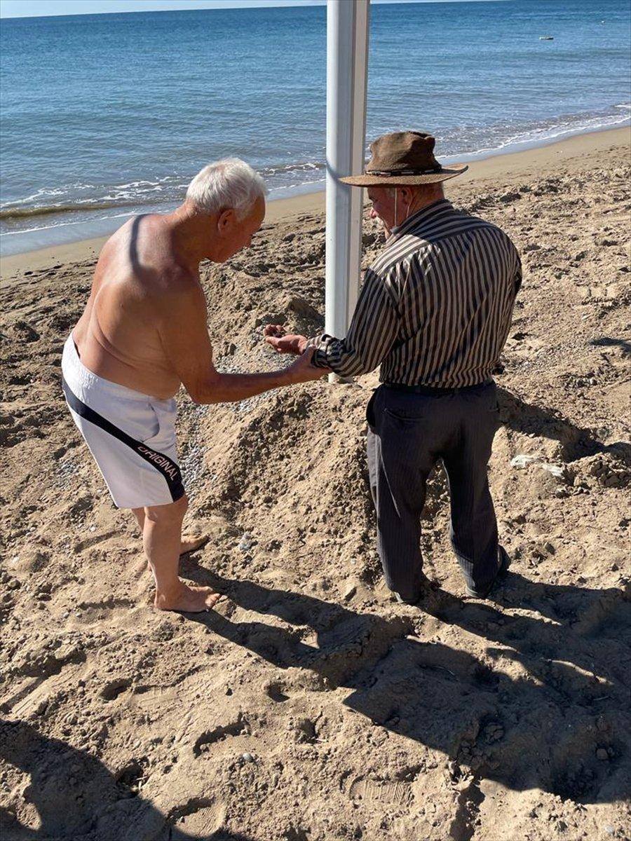 Antalya'da plaj definecileri turistlerden kalan kıymetli madenlerin peşinde