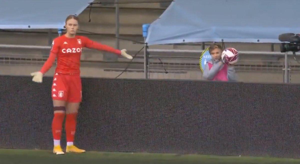 Kadın futbolcunun top toplayıcıyla imtihanı