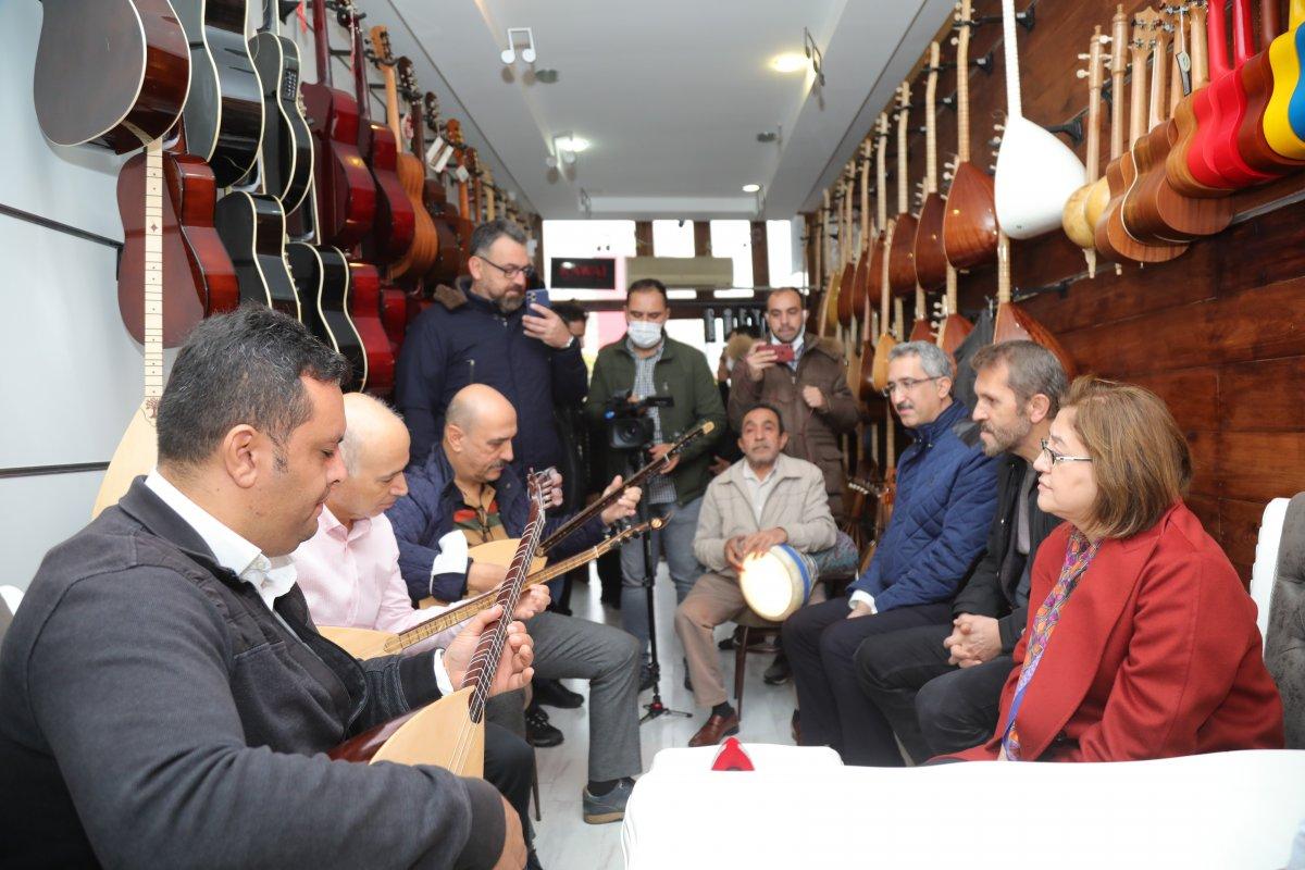 Fatma Şahin bağlama çalıp türkü söyledi