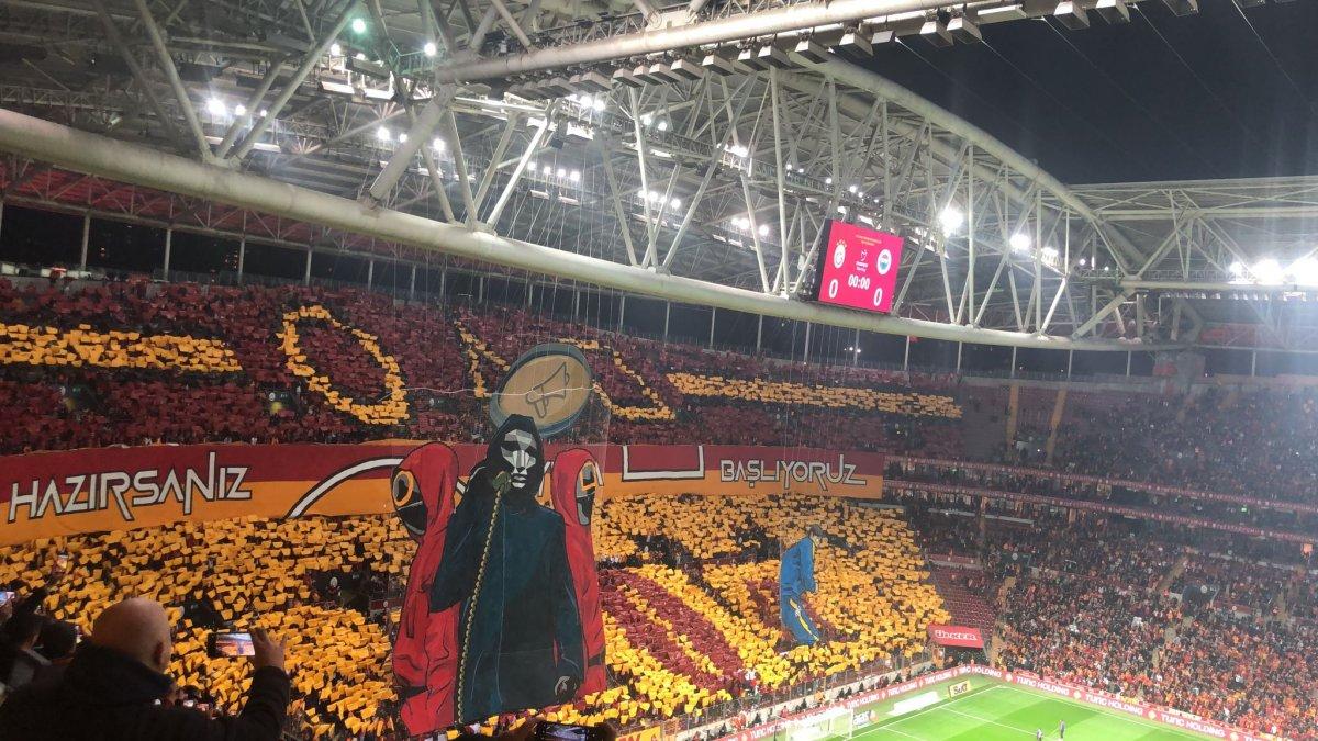 Galatasaray taraftarından Squid Game'li koreografi