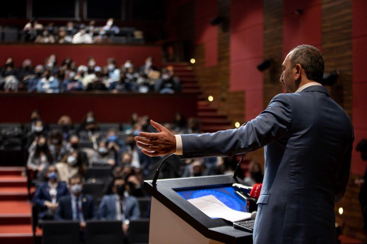 Adalet Bakanı Abdulhamit Gül’den öğrencilere: Aklınızı kiraya vermeyin