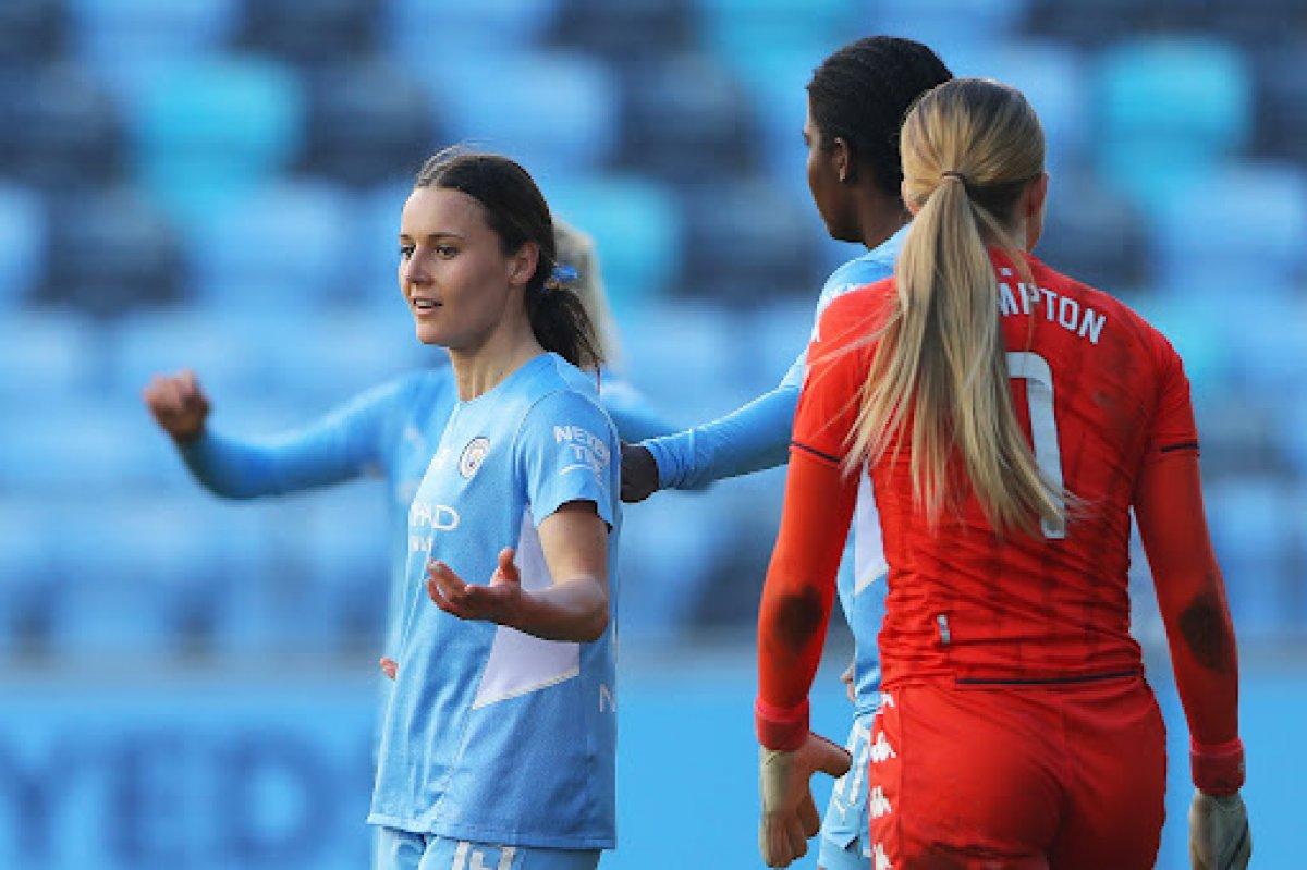 Kadın futbolcunun top toplayıcıyla imtihanı