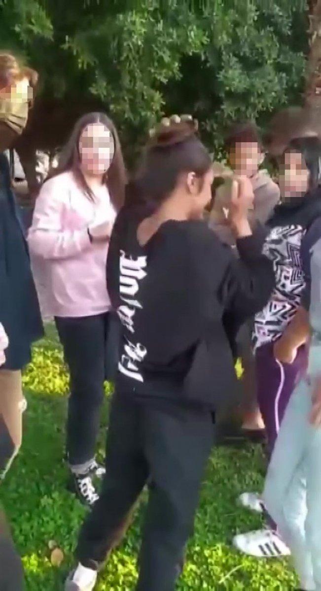 Hatay'da genç kızlar kavgaya tutuştu