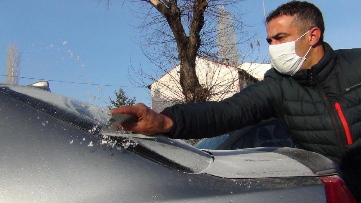 Kars eksi 12 dereceyi gördü: Dereler buz tuttu