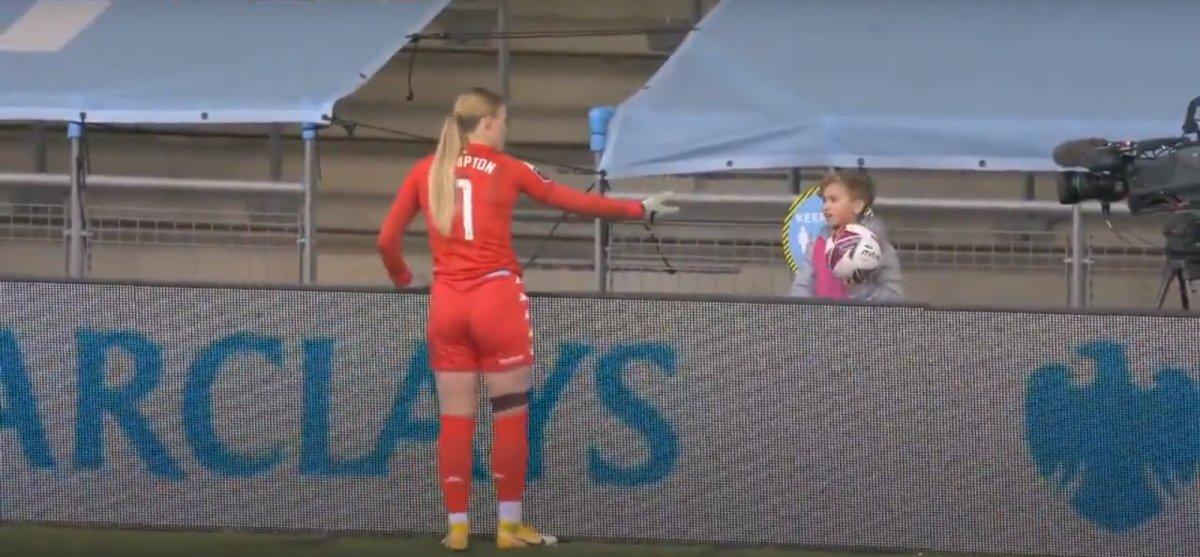 Kadın futbolcunun top toplayıcıyla imtihanı