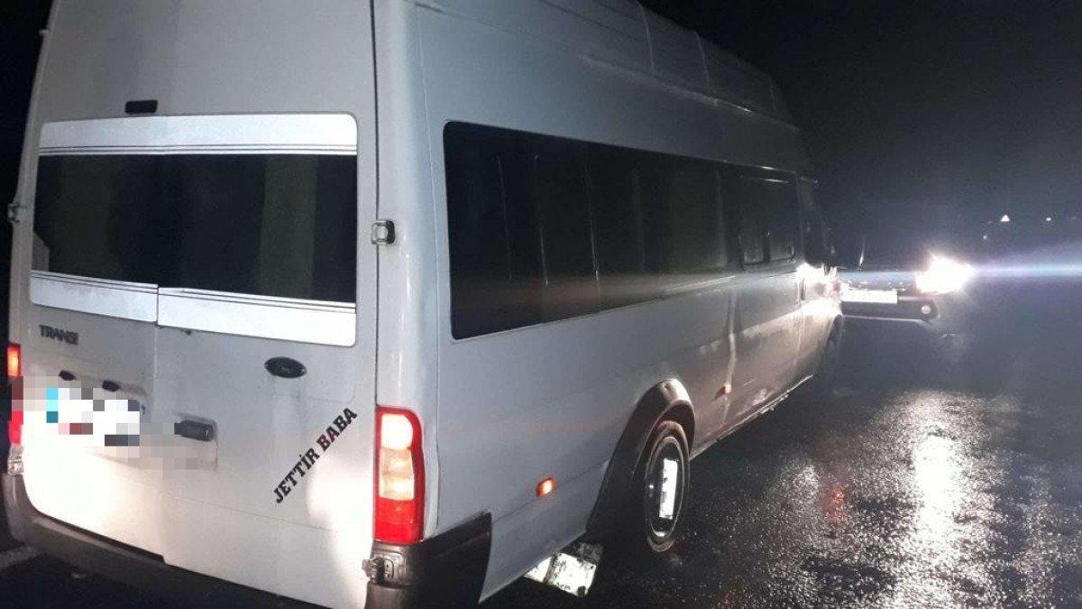 Bitlis'teki iki minibüste 63 Afgan yakalandı