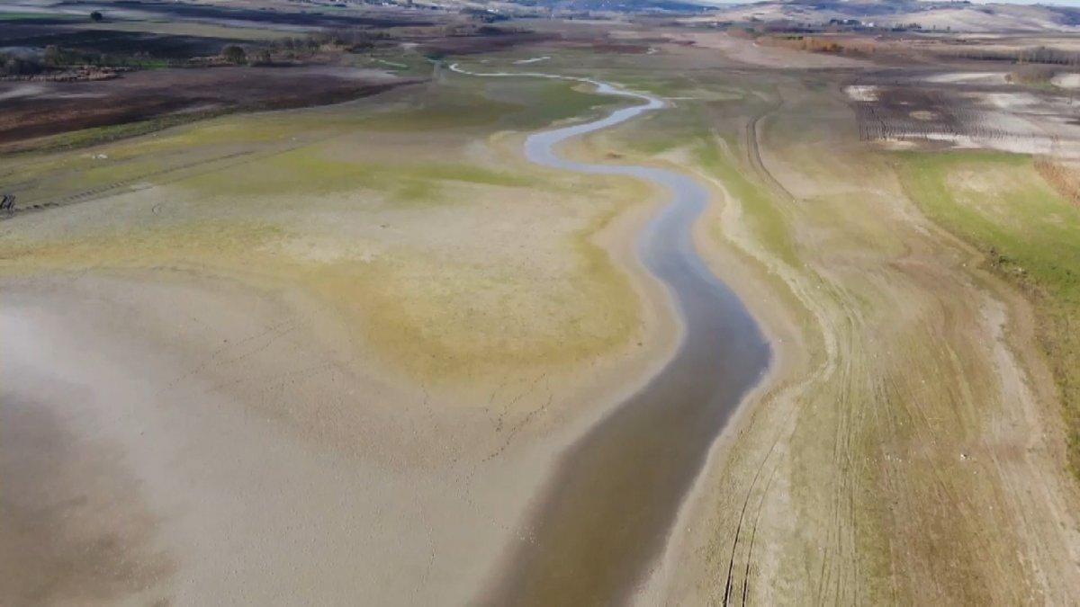 Arnavutköy Sazlıdere Barajı'nda sular çekildi