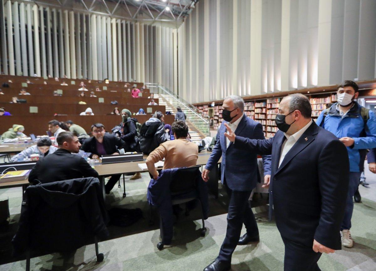 Mustafa Varank’tan kütüphanede ders çalışan öğrencilere pizza sürprizi