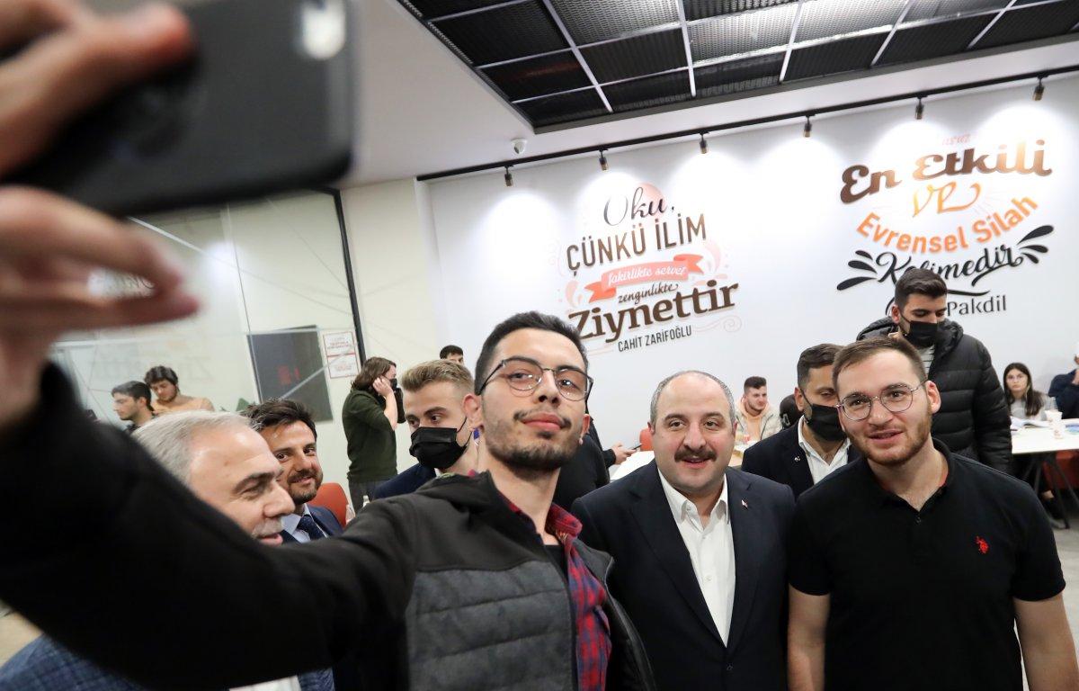 Mustafa Varank’tan kütüphanede ders çalışan öğrencilere pizza sürprizi