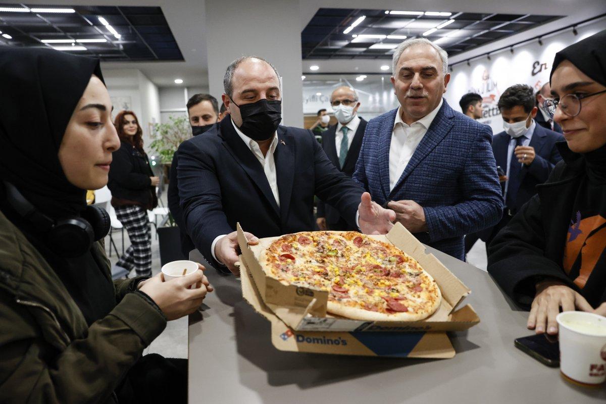 Mustafa Varank’tan kütüphanede ders çalışan öğrencilere pizza sürprizi