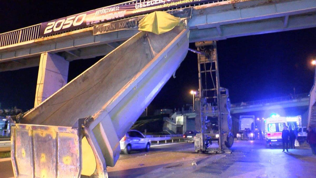 İstanbul'da tırın açılan damperi üst geçide takıldı
