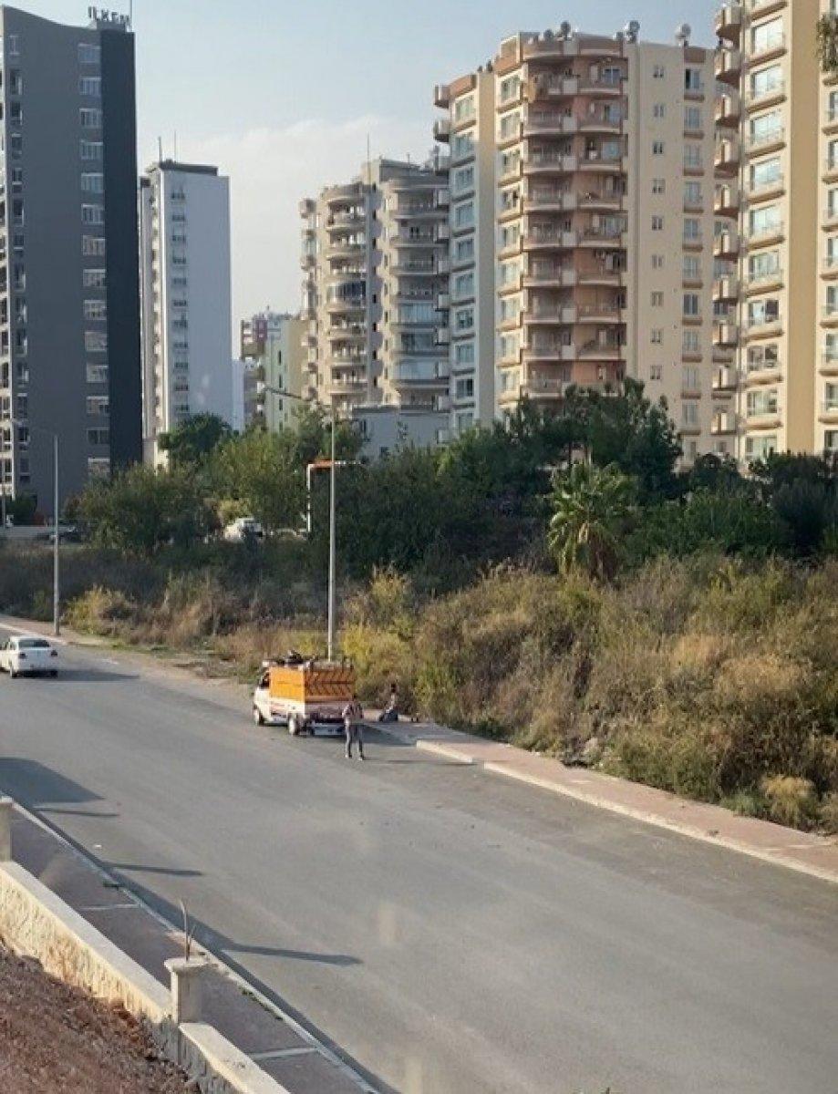 Mersin'de geri dönüşüm işçisinin kaldırımda namaz molası