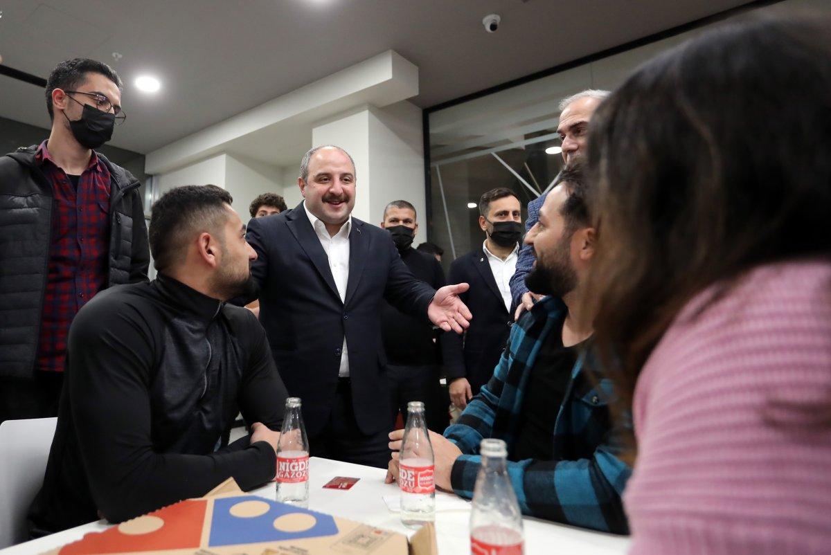 Mustafa Varank’tan kütüphanede ders çalışan öğrencilere pizza sürprizi