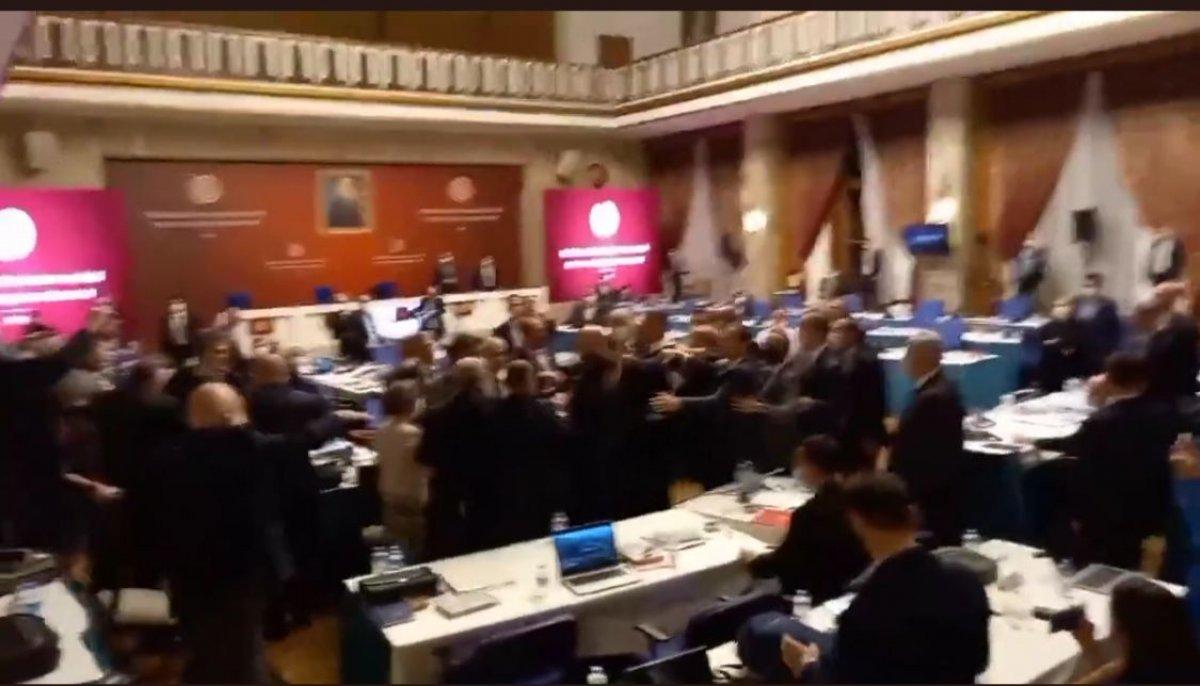 TBMM'de MHP ve HDP milletvekilleri arasında arbede
