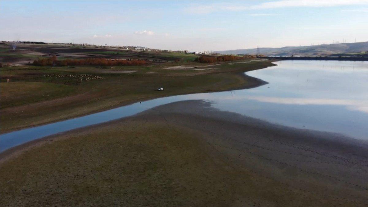 Arnavutköy Sazlıdere Barajı'nda sular çekildi