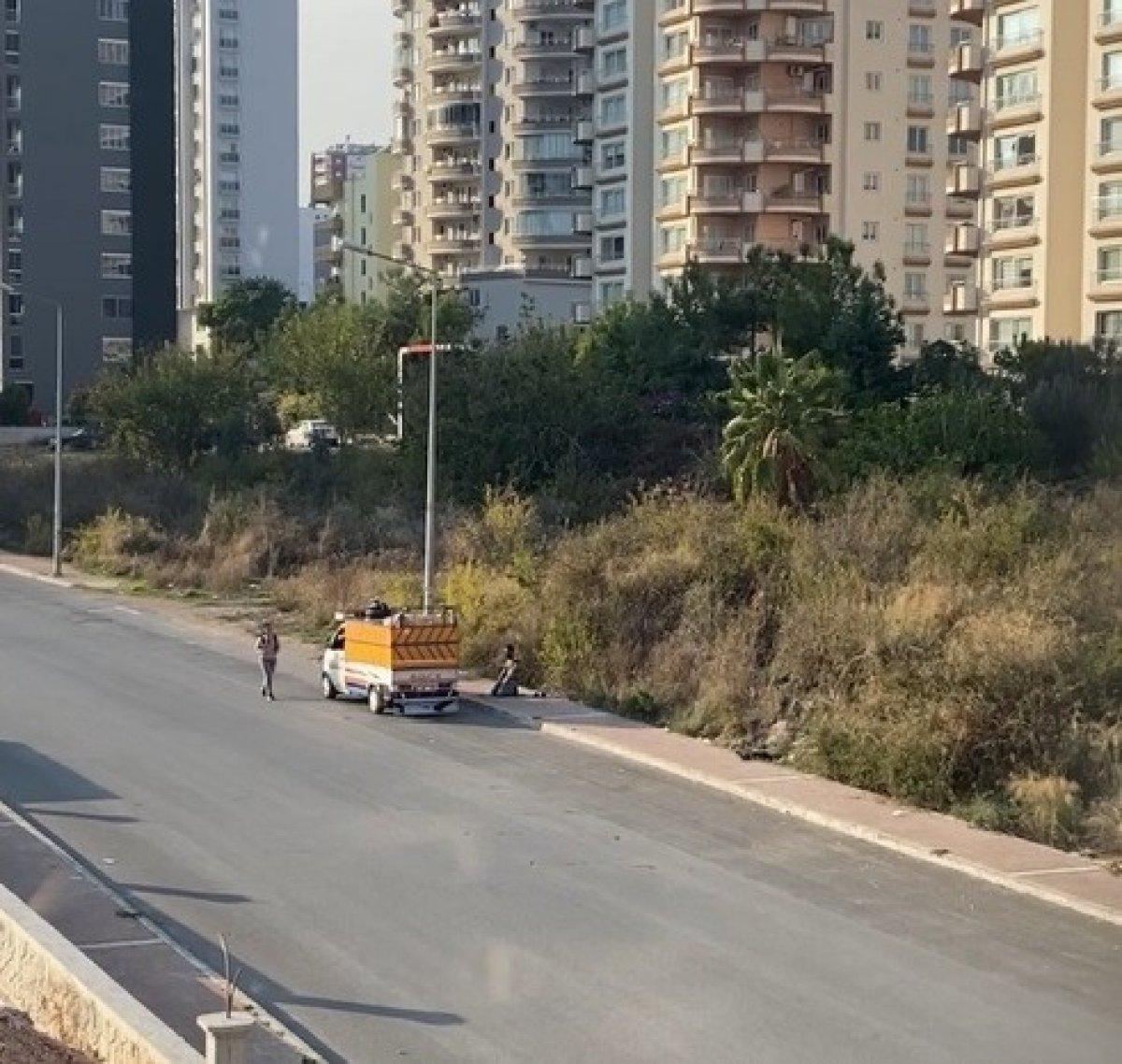 Mersin'de geri dönüşüm işçisinin kaldırımda namaz molası