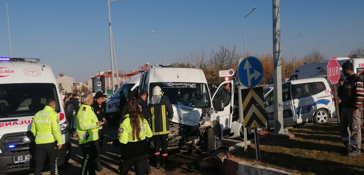 Afyonkarahisar'da öğrenci servisiyle polis aracı çarpıştı: 9 yaralı