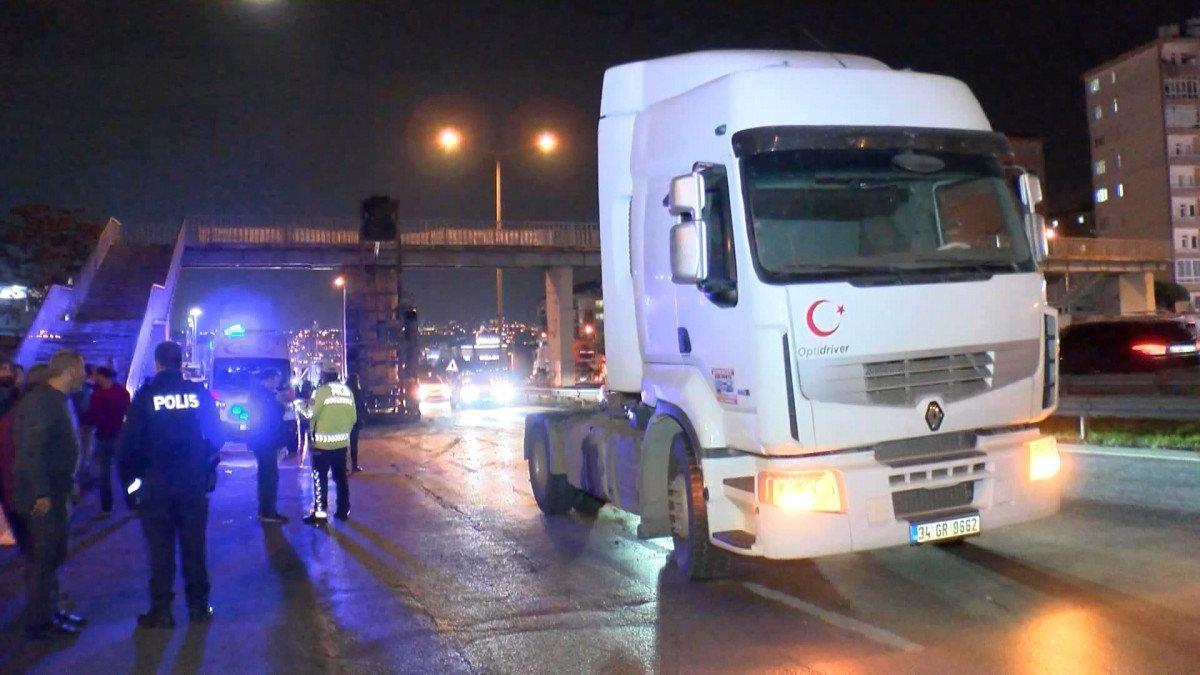 İstanbul'da tırın açılan damperi üst geçide takıldı