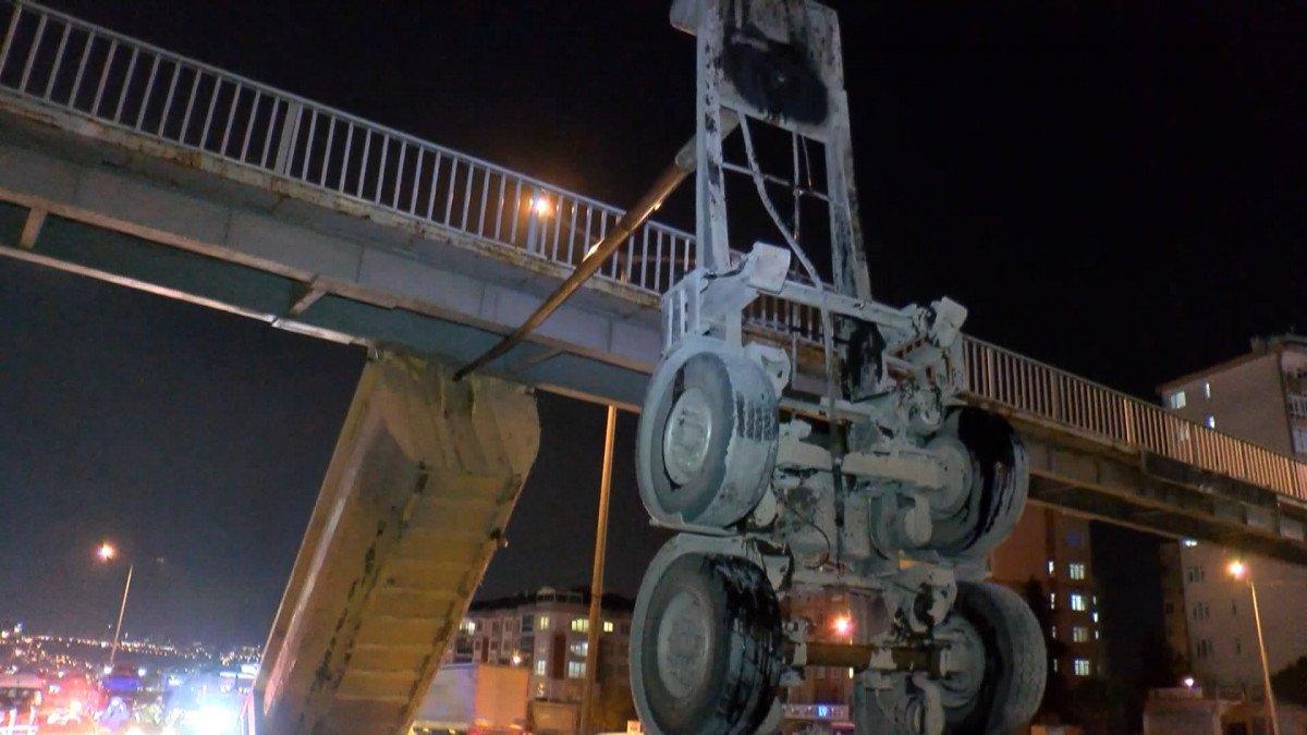 İstanbul'da tırın açılan damperi üst geçide takıldı