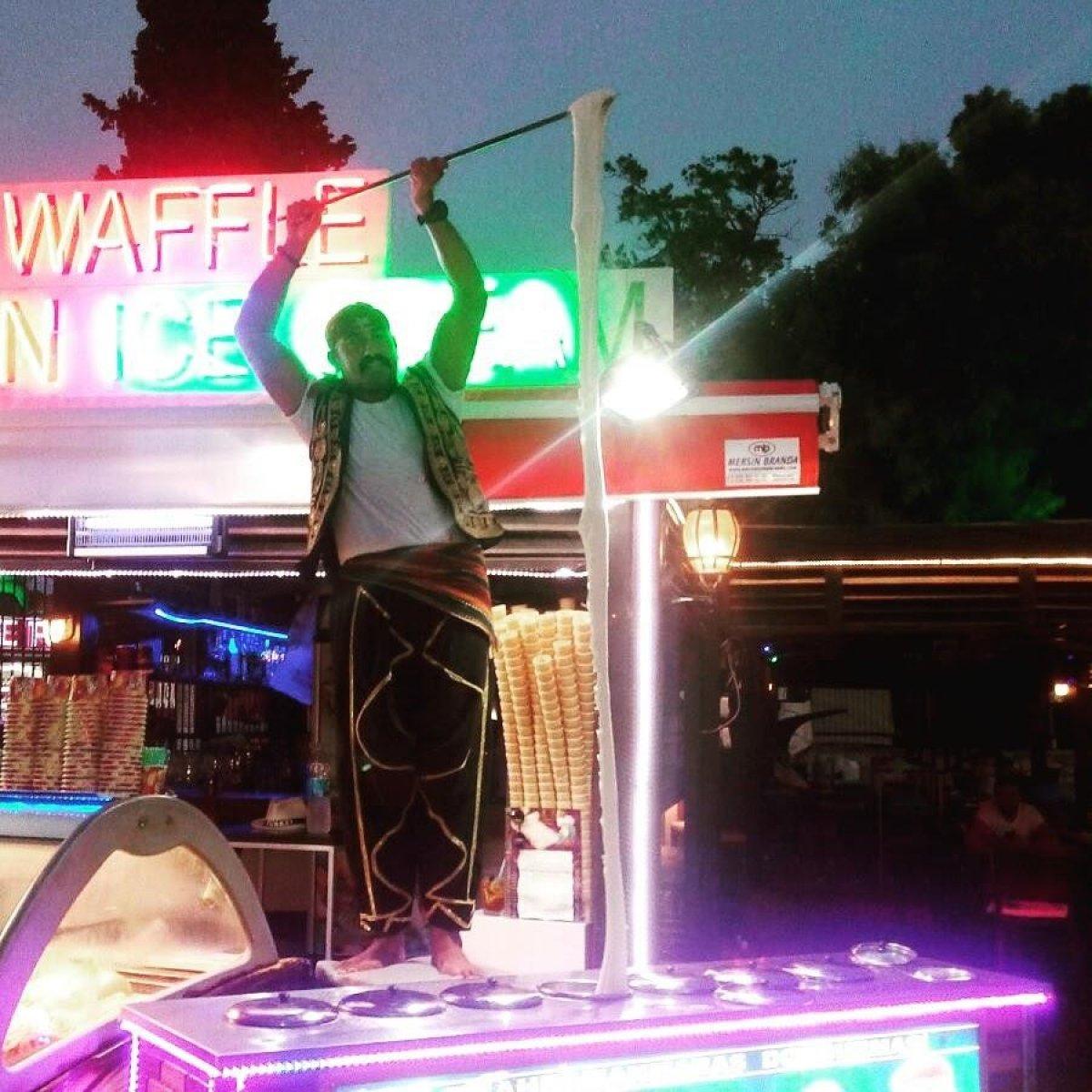 Kahramanmaraş'ta dondurmadan düğün pastası yapıldı