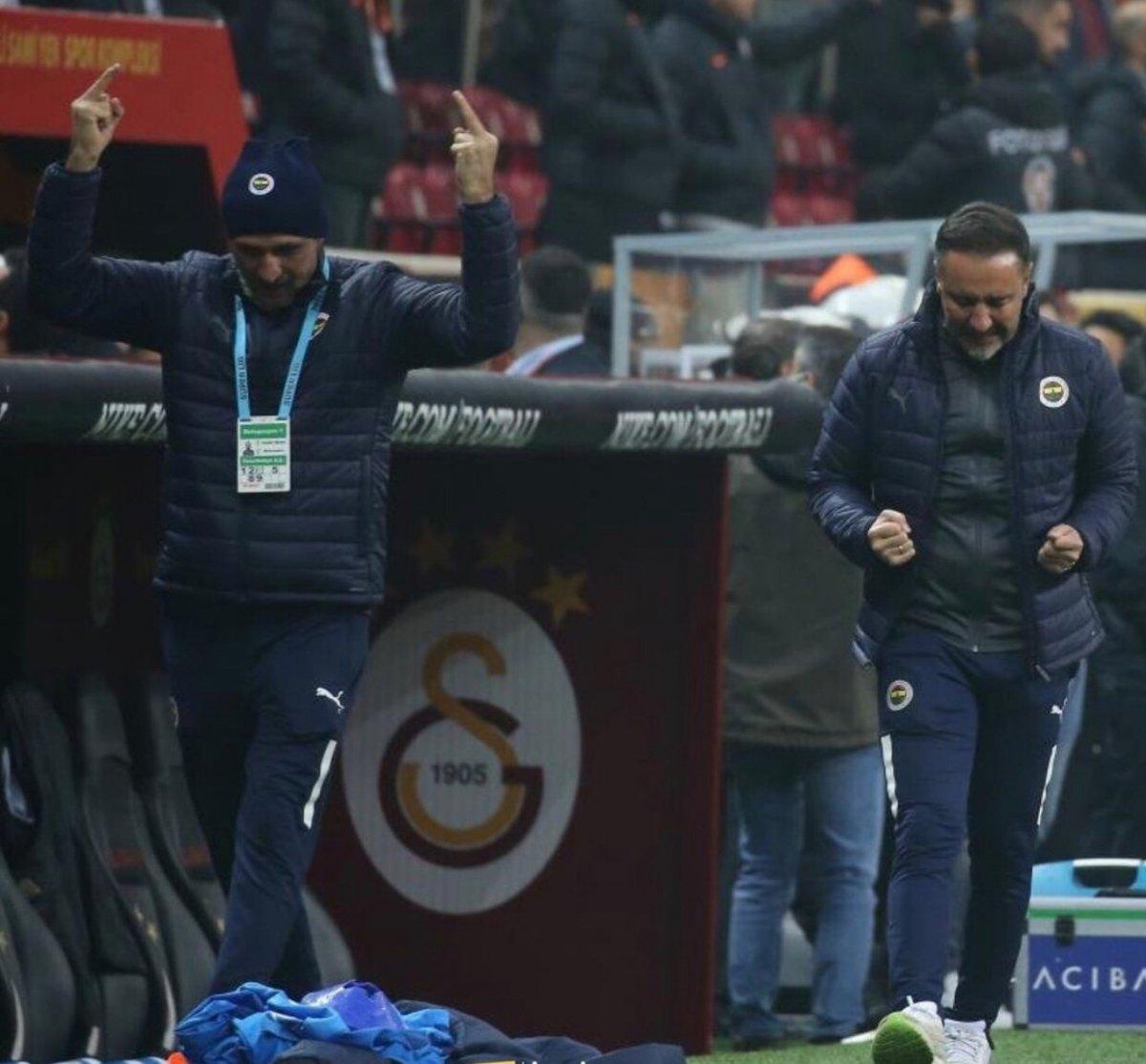 Fenerbahçe malzemecisi tribünlere orta parmak gösterdi